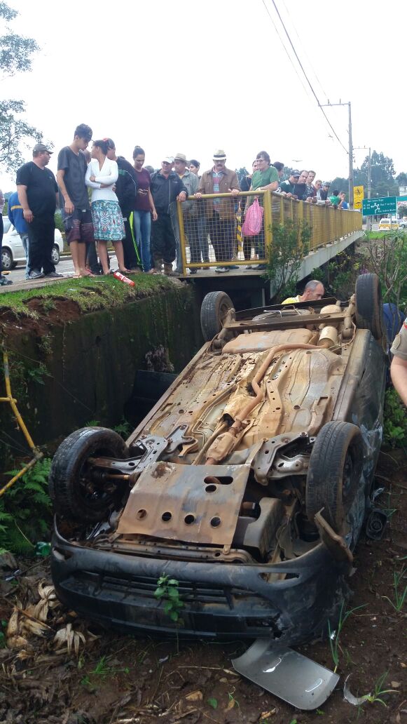 Carro capota no centro de Jaborá e condutor é resgatado pelos bombeiros de Catanduvas