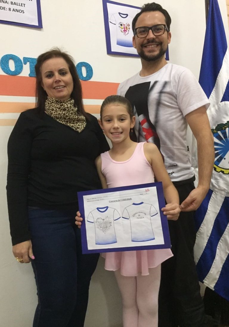 Vencedora do concurso de logomarca da escola municipal de música de Capinzal é premiada