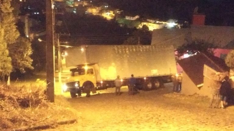 Caminhoneiro do PR enfrenta apuros em rua íngreme do Loteamento Fernanda