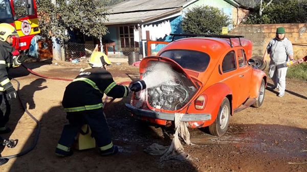 Bombeiros combatem princípio de incêndio em veículo no Bairro Verde de Piratuba