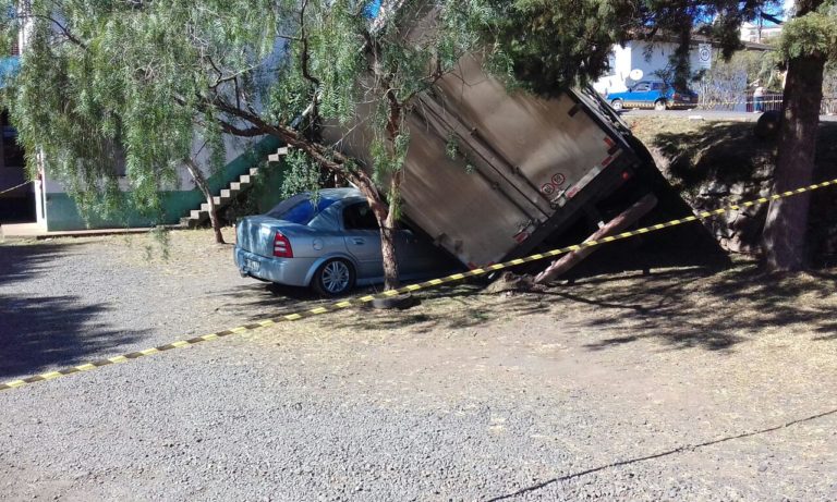Caminhão desgovernado tomba sobre carro no centro de Água Doce