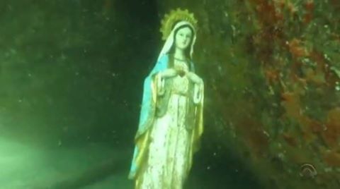 Estátua intacta de santa é encontrada no fundo do mar em SC