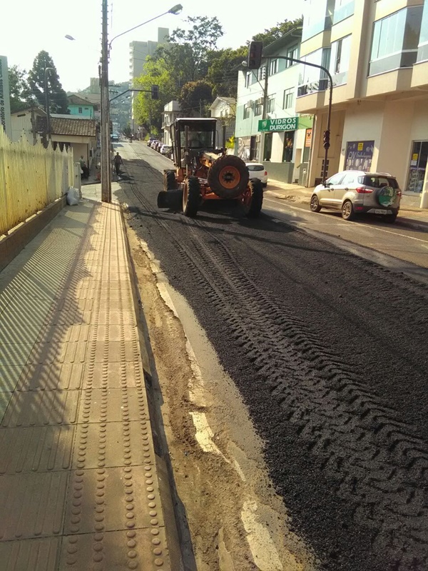 Infraestrutura inicia restauração com asfalto quente da rua Nereu Ramos e Acesso Cidade Alta