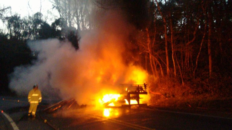 Motocicleta e caminhão explodem após colisão na BR-153 em Concórdia