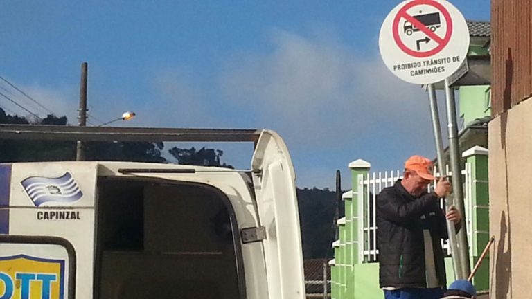 Instaladas placas proibindo tráfego de caminhões em rua íngreme do Loteamento Fernanda