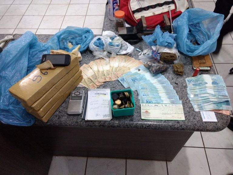 PM apreende drogas, dinheiro e prende três pessoas suspeitas de tráfico em Campos Novos
