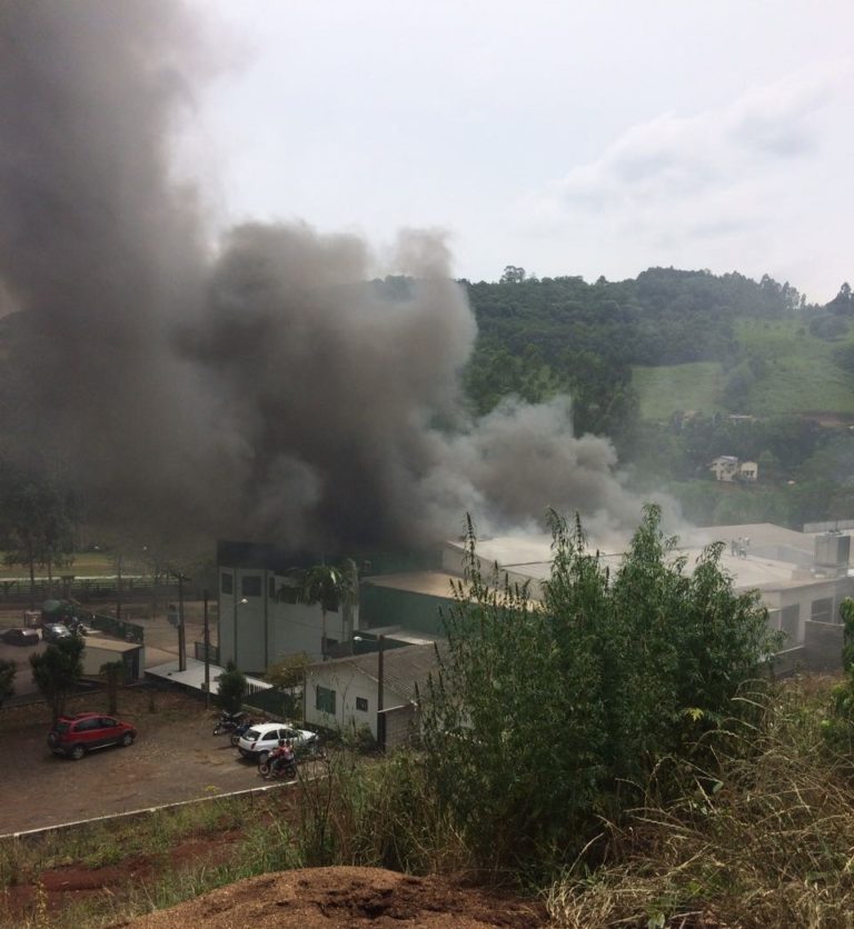 Bombeiros combatem incêndio de grandes proporções em frigorífico em Erval Velho