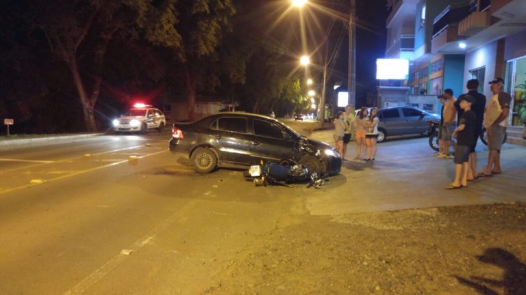 Colisão entre carro e moto deixa jovem ferido na rua Felipe Schmidt em Ouro