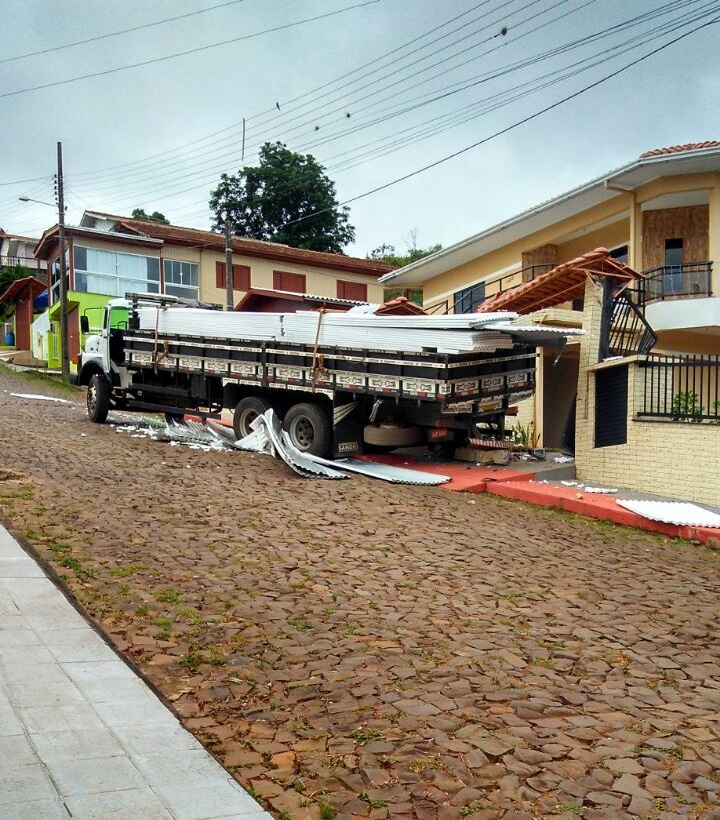Caminhão desgovernado atinge muro de residência no Bairro São Cristóvão em Capinzal