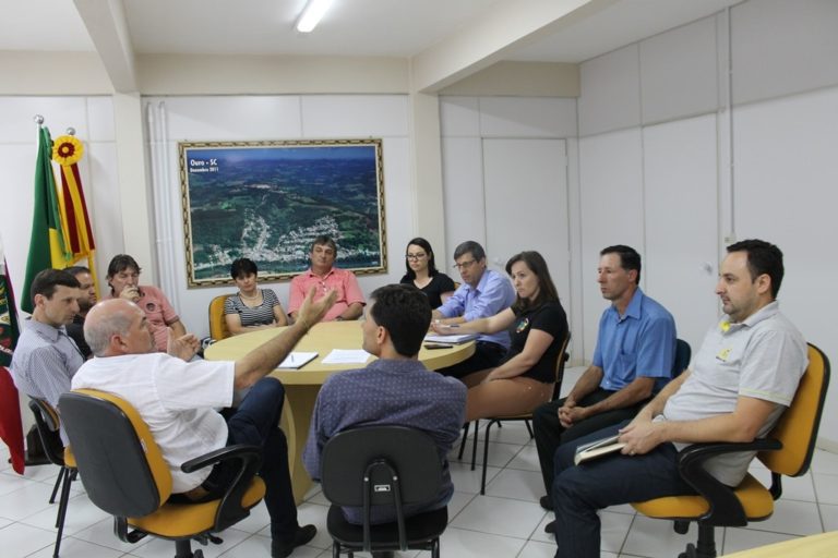 Prefeito, vice e vereadores debatem assuntos referentes ao município de Ouro