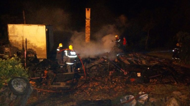 Casa de idosa é destruída por incêndio no interior de Campos Novos