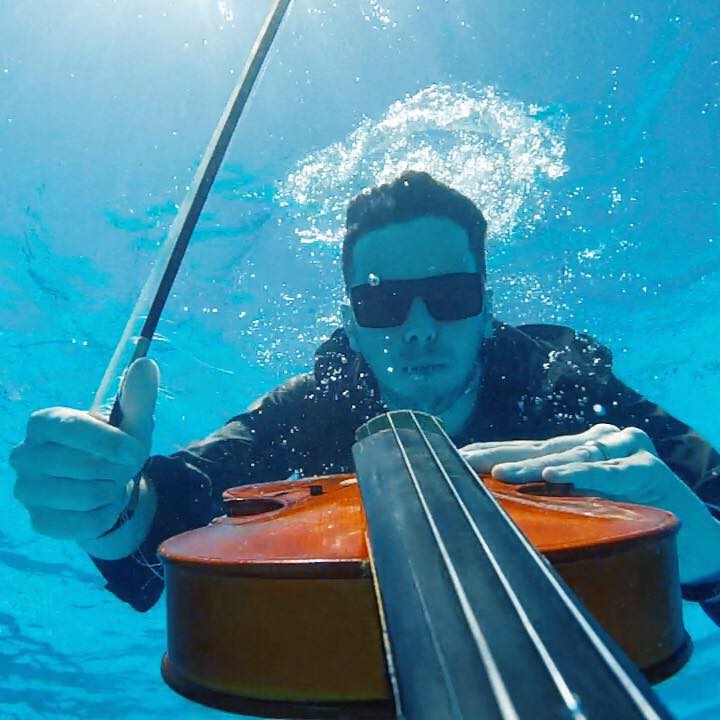 Violinista ipirense Simão Wolf lança clipe inédito gravado debaixo d’água no balneário da Barra do Leão