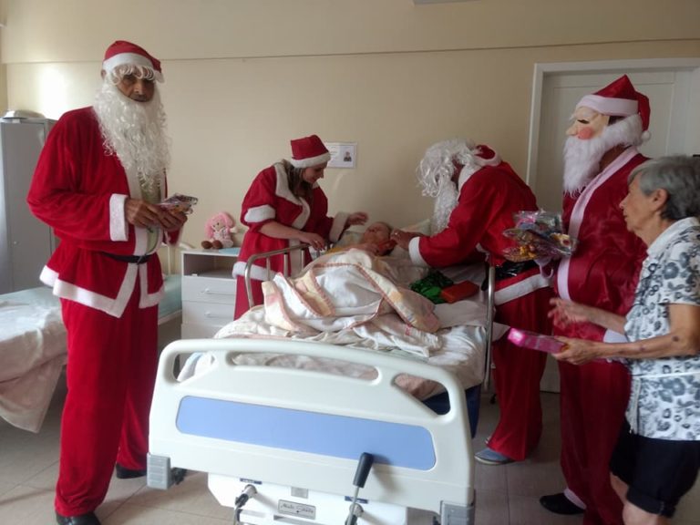 Grupo visita crianças de Erval Velho e idosos em hospital entregando presentes de Natal