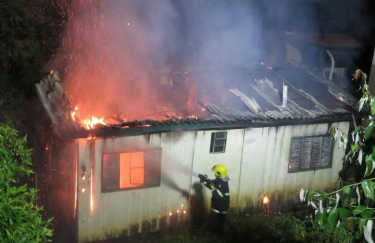 Família perde tudo em incêndio a residência no município de Herval d’ Oeste