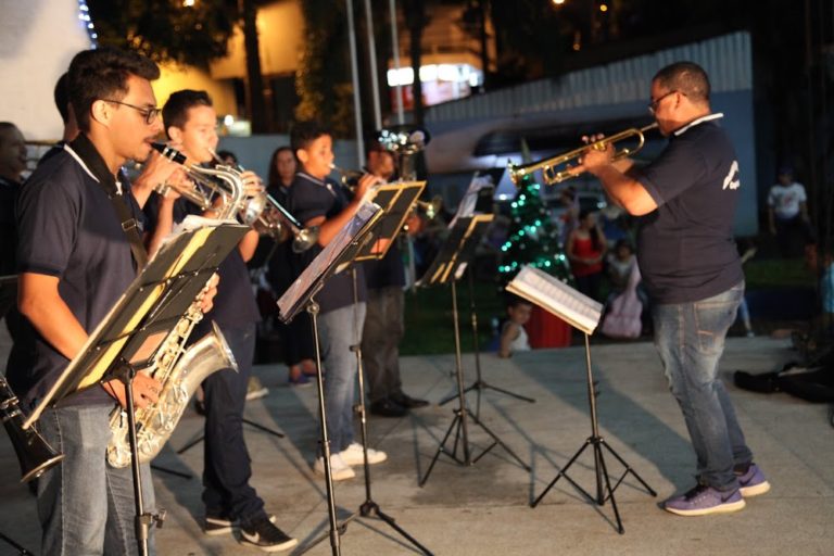 Show da Escola Municipal de Música marcou a segunda noite das festividades natalinas em Capinzal