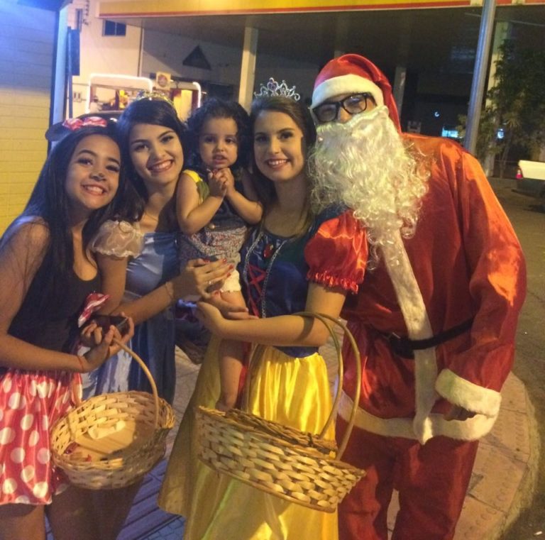 Amigos se vestem de Papai Noel e Cinderelas para entregar doces a crianças em Capinzal e Ouro