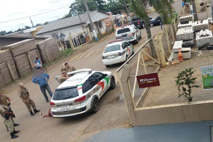 Motorista sem habilitação foge da PM e provoca acidente em Campos Novos