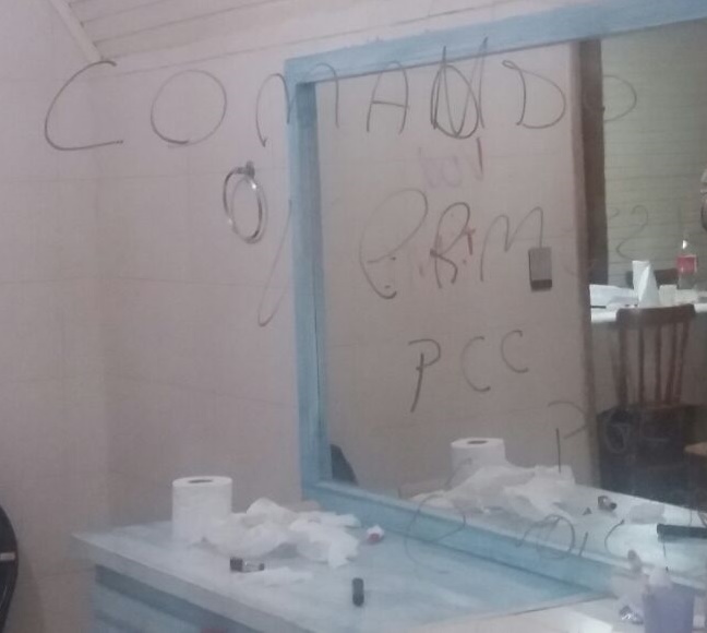 Ladrões furtam e picham siglas de facções criminosas no espelho da vítima em Capinzal