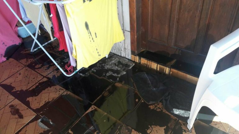 Moradora do Parizotto encontra casa vandalizada com óleo queimado nas roupas e na sacada