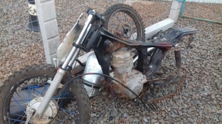Motocicleta furtada é recuperada no Loteamento Parizotto; veículo estava parcialmente desmontado