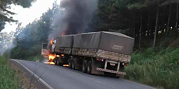 Carreta de Catanduvas pega fogo em rodovia do Paraná