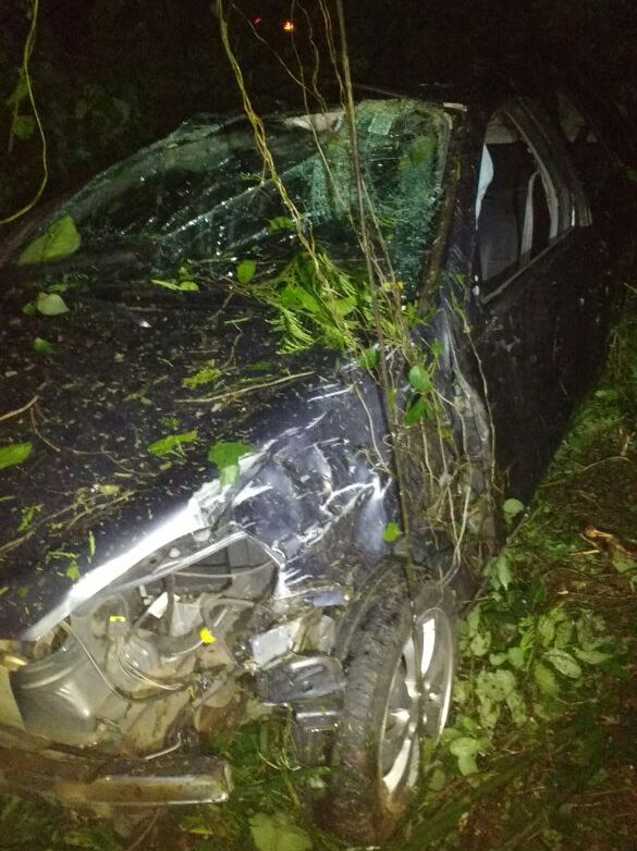 Veículo de Capinzal sai de pista e deixa condutor ferido na SC-150 em Lacerdópolis; carro teve danos elevados