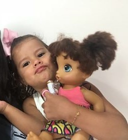 Mãe pede ajuda para encontrar boneca predileta da filha perdida na praça de Capinzal