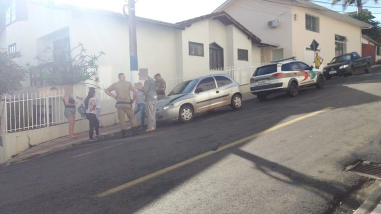 Automóveis colidem no centro de Capinzal em frente à Escola da Fé