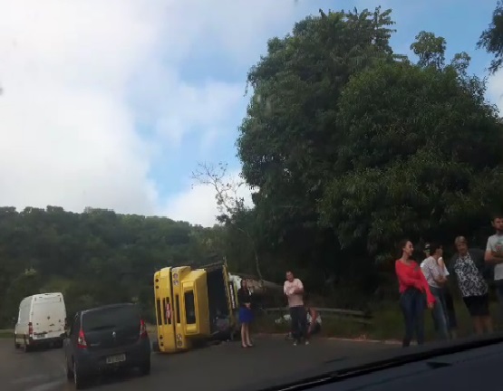 SC-150: Caminhão do Paraná tomba na “Curva do Viel” em Lacerdópolis