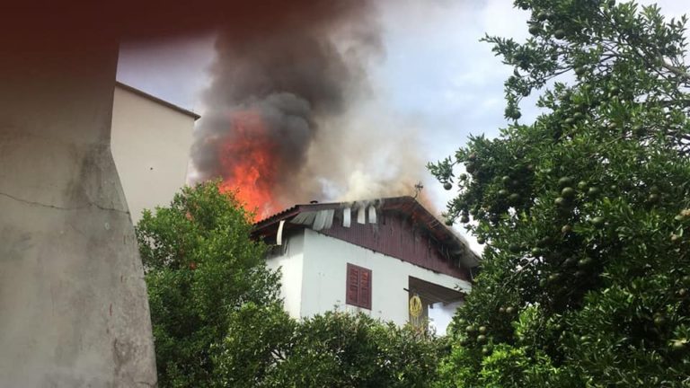 Incêndio de grandes proporções atinge residência no bairro Santa Cruz em Concórdia