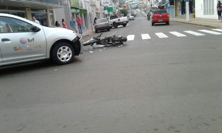 Motociclista fica ferido em colisão com carro no centro de Capinzal