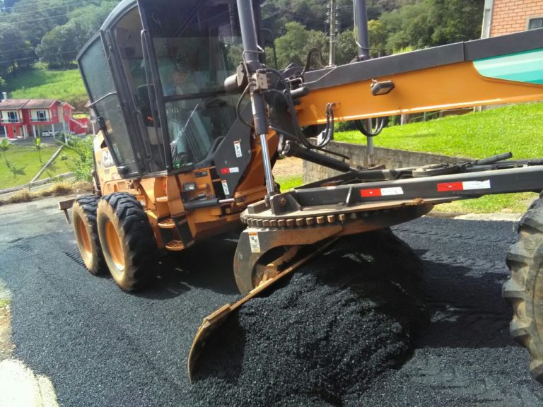 Secretaria de Infraestrutura utiliza 250 toneladas de asfalto para recapear quatro ruas