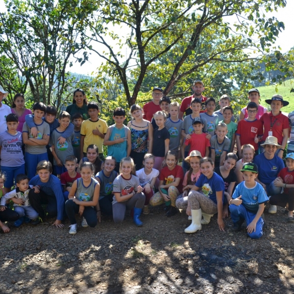Alunos do município de Peritiba participam de um dia de estudos no campo