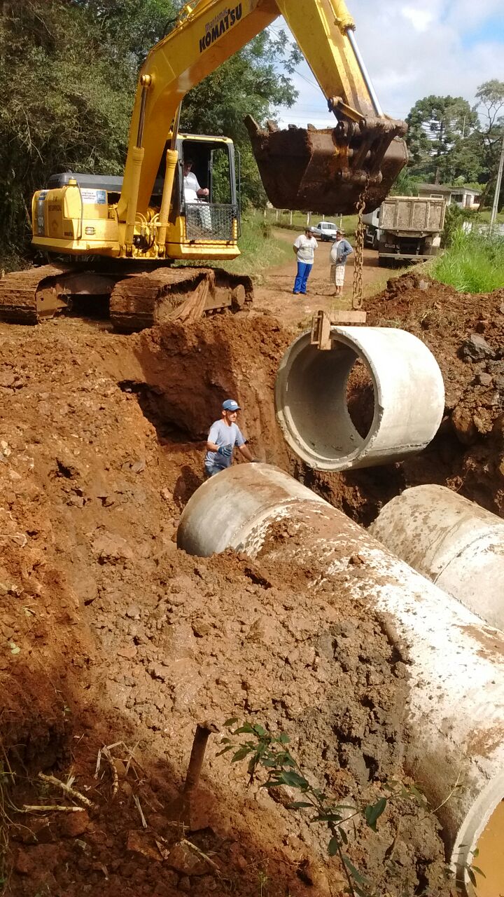 Infraestrutura instala nova tubulação em lajeado que corta estrada geral de Vidal Ramos