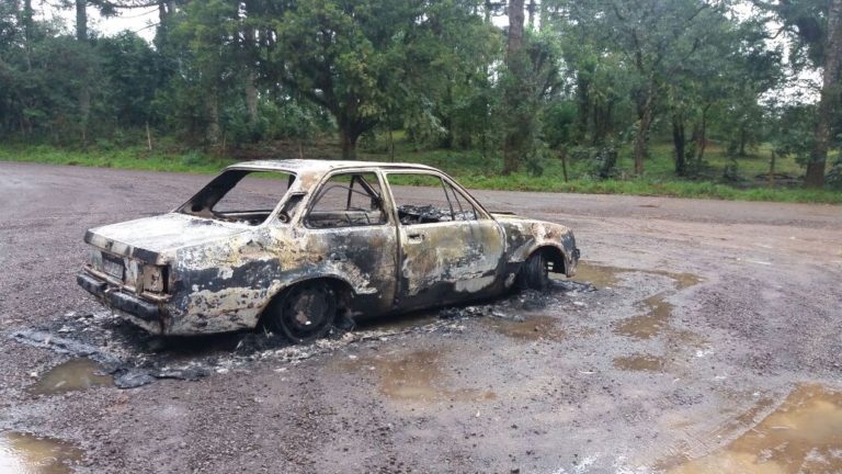 Veículo é encontrado incendiado em frente ao portal do CTG de Catanduvas