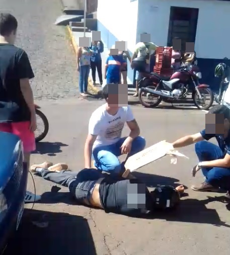 Colisão entre carro e moto deixa jovem levemente ferido no centro de Capinzal