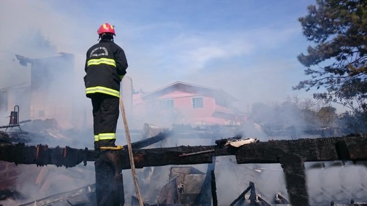 Bombeiros voluntários de Irani combatem incêndio em residência