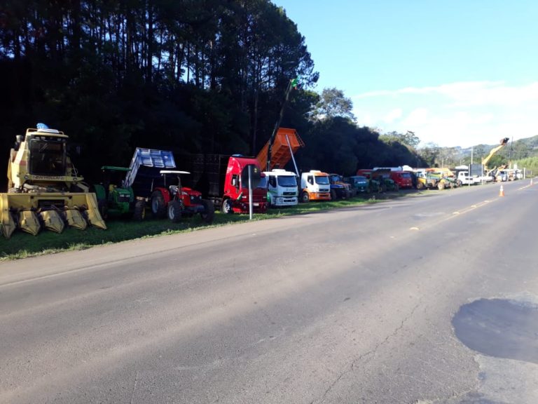 Protestos seguem com apoio de produtores e caminhoneiros em Erval Velho