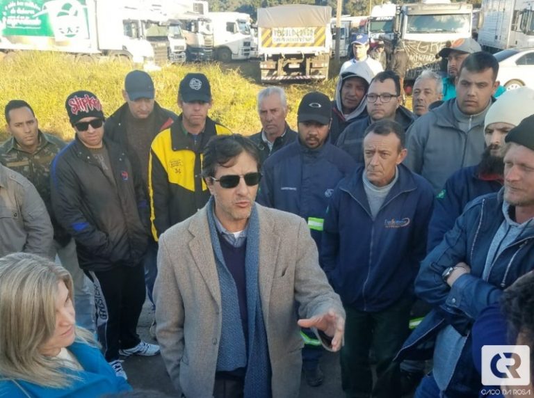 Oficiais de justiça orientam caminhoneiros que estão concentrados em Joaçaba