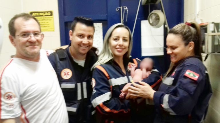 Bebê nasce dentro da ambulância durante a madrugada em Chapecó