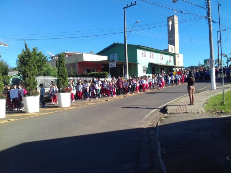 Comércio fecha as portas e população vai para a BR-282 apoiar mobilização em Vargem Bonita