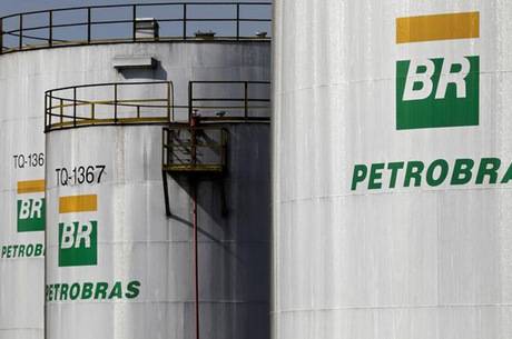 Após quase dois meses, Petrobras reajusta gasolina em 2,8% nas refinarias