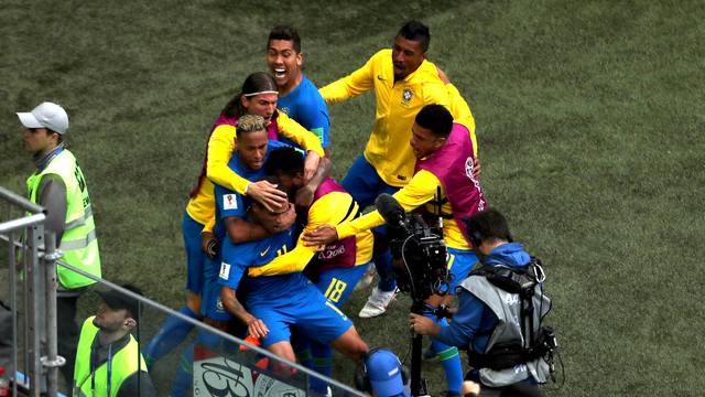 Na raça! Brasil vence a Costa Rica com gols de Coutinho e Neymar