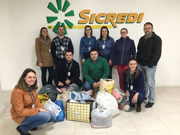 Sicredi faz doação de cobertores e roupas para escola e famílias no município de Ouro