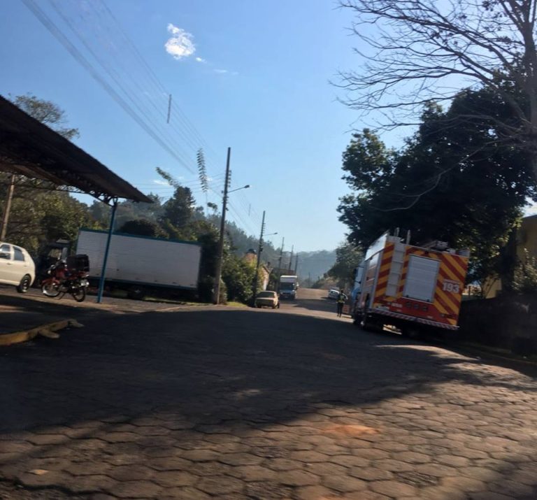 Caminhão dispara e prensa motorista em árvore no Bairro dos Estudantes em Ipira