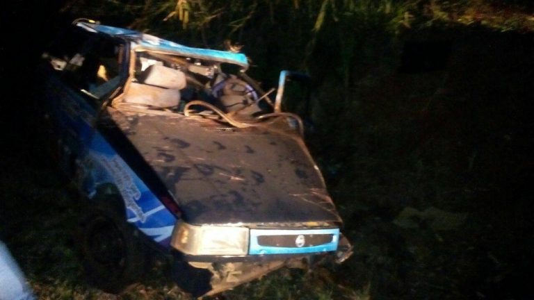 Veículo de Joaçaba fica destruído após capotar em rodovia no Oeste