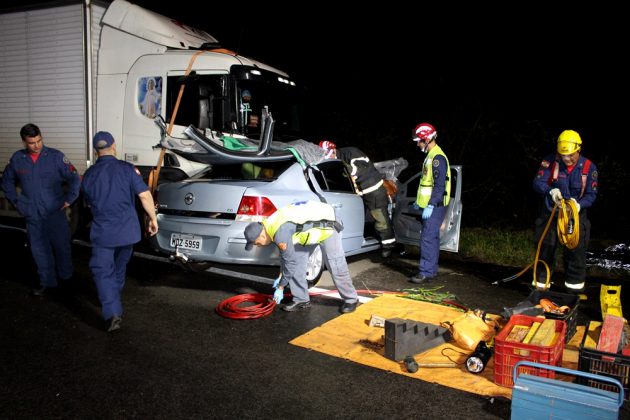 Colisão de caminhão de Erval Velho e carro de Lacerdópolis mata um e fere outro na BR-282