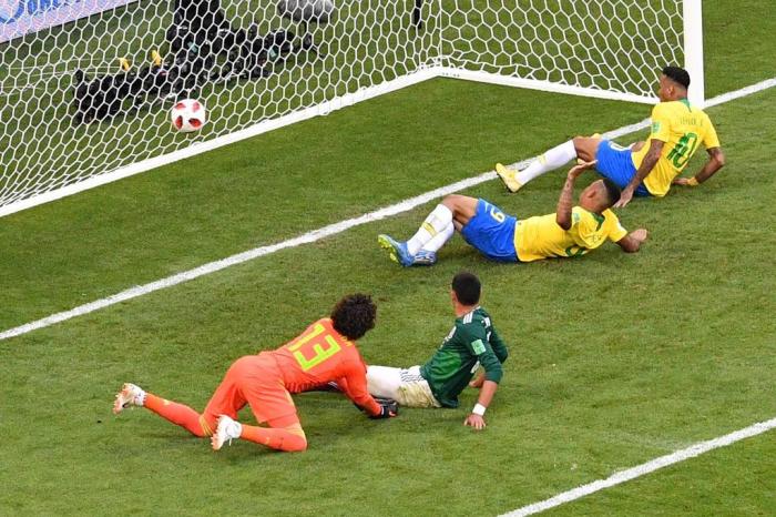 Brasil vence México e avança às quartas de final da Copa