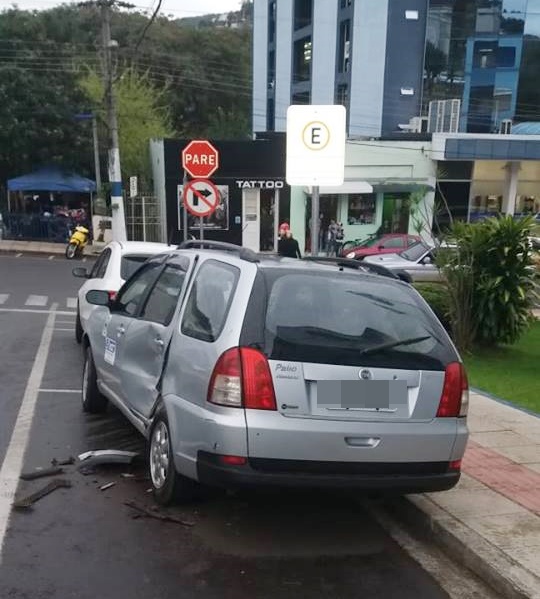 Veículo estacionado é atingido ao lado da prefeitura de Capinzal; causador se evadiu