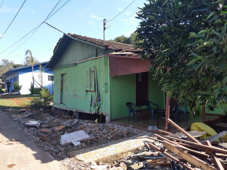 Moradores da casa atingida por caminhão em Jaborá devem deixar o imóvel